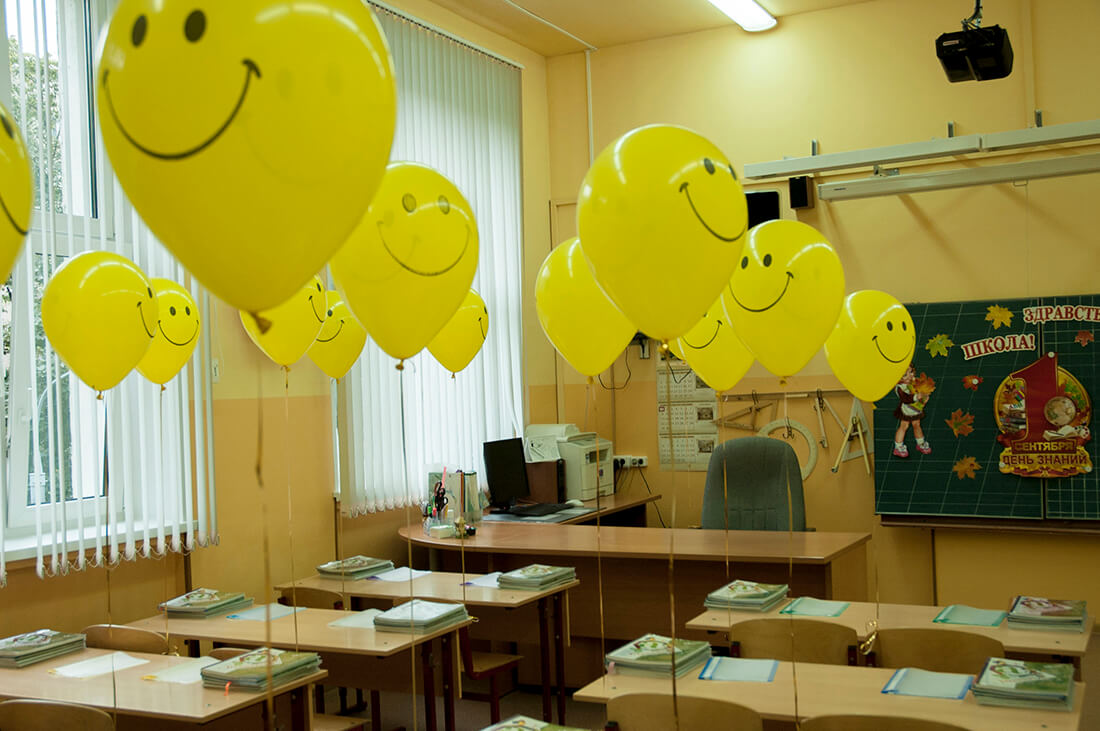 Украшаем класс на выпускной. Украшение класса. Украшение класса на выпускной. Украшение класса шарами. Украсить класс шарами.